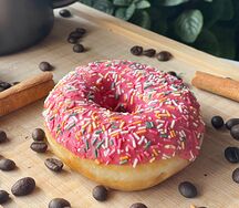 Донат с клубничной начинкой