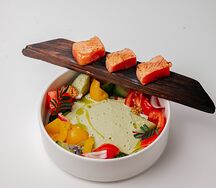 Салат с обожженной форелью и соусом дзадзыки