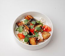 Салат с хрустящим баклажаном и горчичным крем-сыром