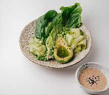 Зеленый салат с ореховым соусом