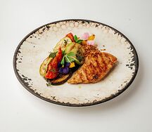 Куриная грудка на гриле с овощами
