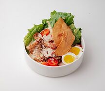 Салат Цезарь с цыпленком и беконом