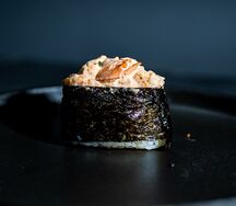 Острый гункан с креветкой 