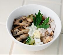 Салат с курицей и грибами