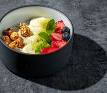 Овсяная каша с карамелью и фруктами
