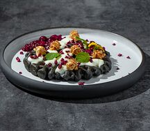 С пьяной вишней и творожным кремом