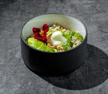 Киноа с яйцом пашот и авокадо