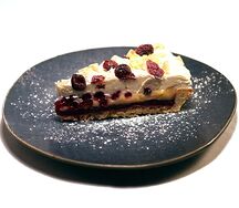 Торт брусничный с белым шоколадом