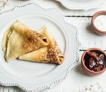 Блинчики шоколадные с топпингом и шариком мороженого