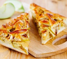 Пирог постный с яблоком и корицей