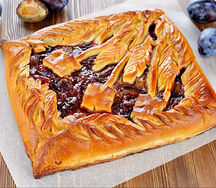 Пирог постный со сливой