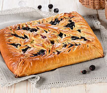 Пирог постный с черной смородиной