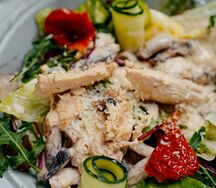 Теплый салат с сырным цыпленком и грибами