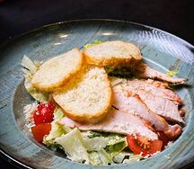 Салат Цезарь с курицей