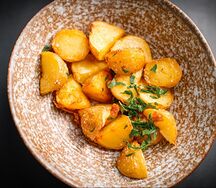 Мини-картофель с чесноком и зеленью