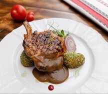 Cвинoй антрекот с фаршированным картофелем