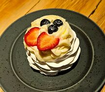 Павлова с Ягодами