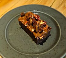 Брауни с пеканом и соленой карамелью