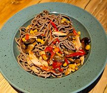 Соба с курицей и овощами Wok