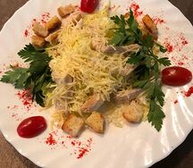 Салат Цезарь с курицей