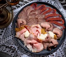 Тарелка мясных деликатесов