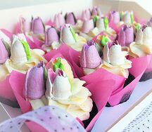 12 шоколадных капкейков с клубничной начинкой