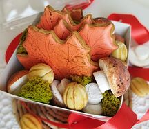 Зефирные грибочки, орешки со сгущенкой, пряничные листья и бисквитный мох