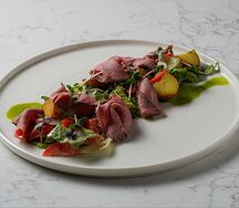 Салат с ростбифом, овощами и картофелем конфи