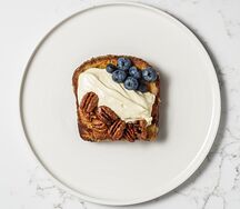 Французский тост со сливочным муссом и карамелизированным пеканом