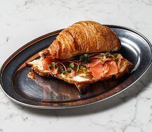 Круассан с лососем, крем-сыром и свежим огурцом