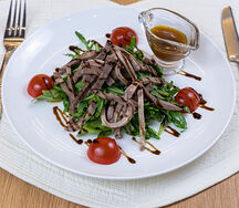 Салат из рукколы с говяжьим языком