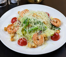 Салат Цезарь с креветками