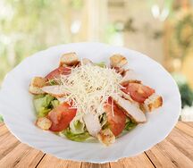 Салат Цезарь с курицей