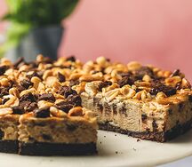 Чизкейк карамельный с орехами