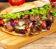 Донер на тарелке со свининой с мангала