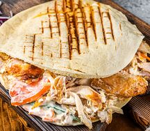 Донер на тарелке с курицей мангал