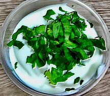 Сметана с чесноком и зеленью