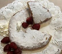 Пирог с клубникой и творогом