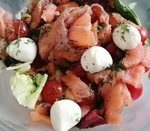 Салат с серебряным лососем и сыром моцарелла