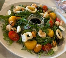 Салат с морепродуктами и цитрусом