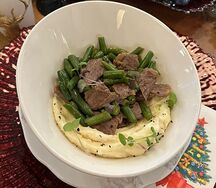Томленая говядина с пюре и фасолью