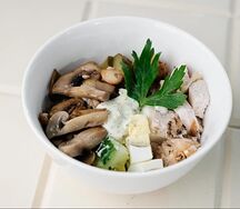 Салат с курицей и грибами
