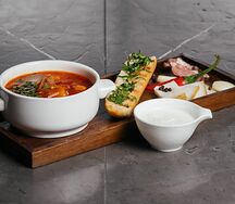 Борщ с говядиной, сметаной и салом