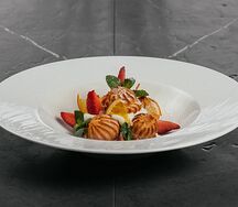 Профитроли со сливочным кремом и клубникой