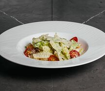 Цезарь с копченой куриной грудкой, микс-салатом, томатами черри, крутонами и сыром пармезан