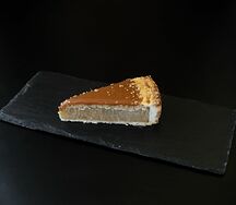 Яблочно-карамельное пирожное