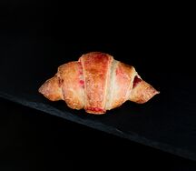 Круассан с малиной