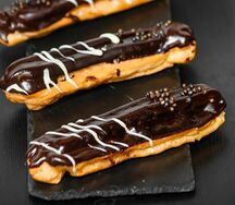 Эклер шоколадный