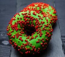 Донат с лимонной и малиновой начинкой