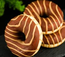 Донат с карамельной начинкой